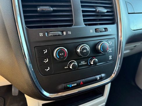 Used 2018 Dodge Grand Caravan SE w/ UConnect Hands-Free Group image 13