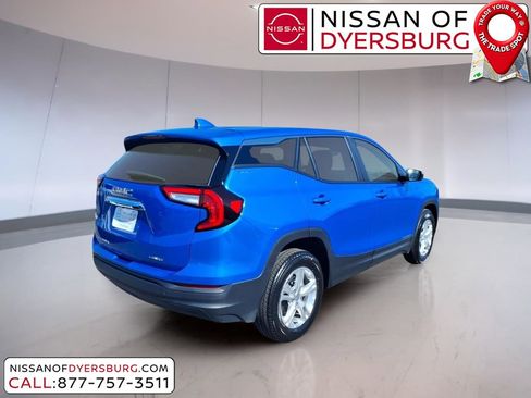 Used 2024 GMC Terrain SLE image 3