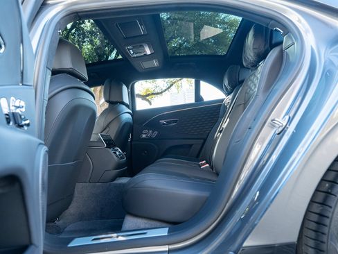 Used 2025 Bentley Flying Spur Plug-In Hybrid AWD/4WD image 43