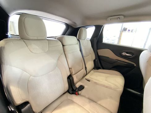 Used 2016 Jeep Cherokee Latitude AWD/4WD image 24