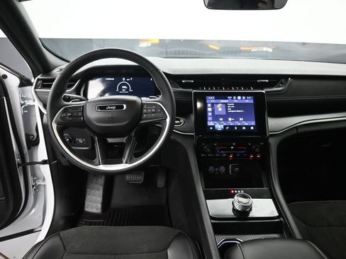Used 2025 Jeep Grand Cherokee 4WD image 11