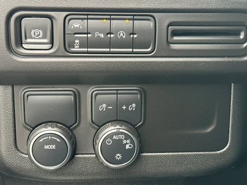 Used 2024 Chevrolet Suburban Premier image 39