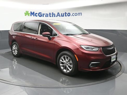 Used 2023 Chrysler Pacifica Touring-L w/ Uconnect Theater Family Group AWD/4WD image 2
