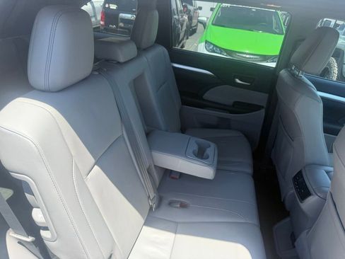 Used 2019 Toyota Highlander XLE AWD/4WD image 54