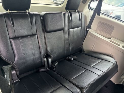 Used 2015 Chrysler Town & Country Touring FWD image 22