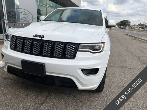 Used 2022 Jeep Grand Cherokee Laredo X AWD/4WD image 4