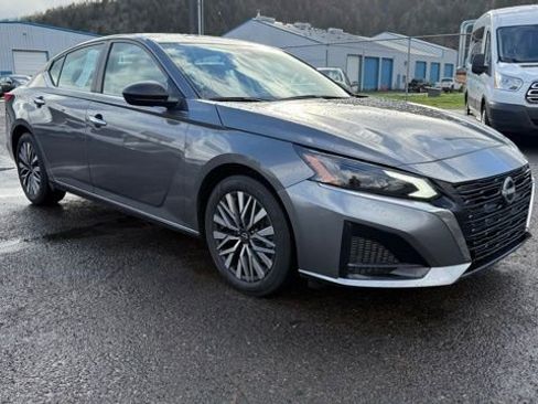 Used 2024 Nissan Altima 2.5 SV image 3