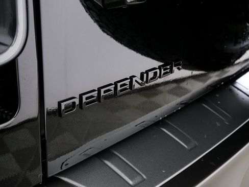 Used 2025 Land Rover Defender 110 image 36