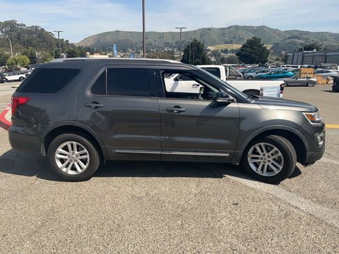 Used 2017 Ford Explorer XLT w/ Equipment Group 201A image 4