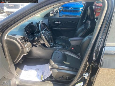 Used 2020 Jeep Cherokee Trailhawk w/ Comfort & Convenience Group image 17