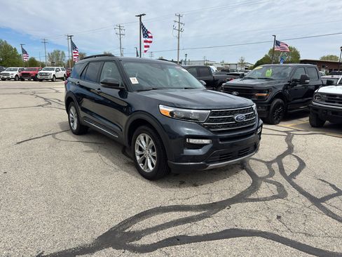 Used 2024 Ford Explorer XLT w/ Equipment Group 202A AWD/4WD image 3