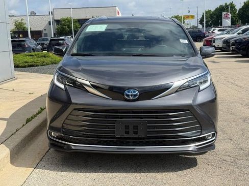 Used 2025 Toyota Sienna Limited AWD/4WD image 8