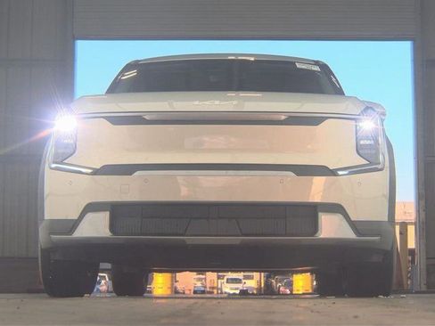 Used 2024 Kia EV9 Light Long Range image 2