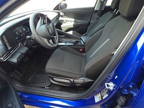 Used 2025 Hyundai Elantra SE FWD image 11