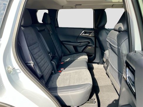 New 2025 Mitsubishi Outlander SE image 28