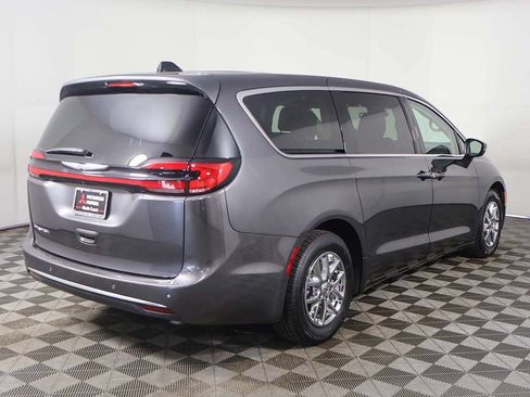 Used 2023 Chrysler Pacifica Touring-L FWD image 10