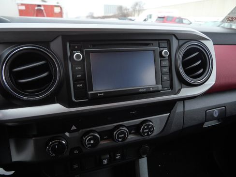 Certified 2019 Toyota Tacoma SR5 image 23