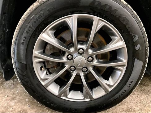 Used 2020 Jeep Cherokee Latitude Plus image 9