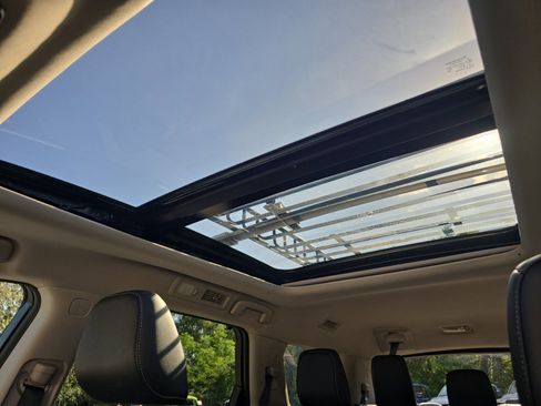 Used 2024 Nissan Pathfinder Platinum image 19