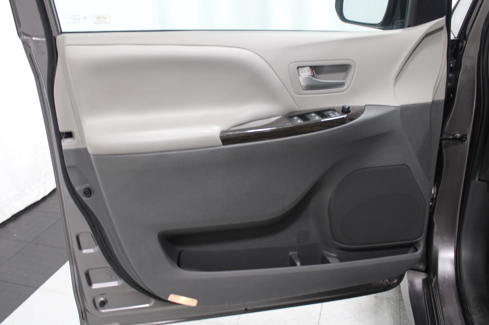 Used 2020 Toyota Sienna XLE w/ XLE Navigation Package FWD image 9