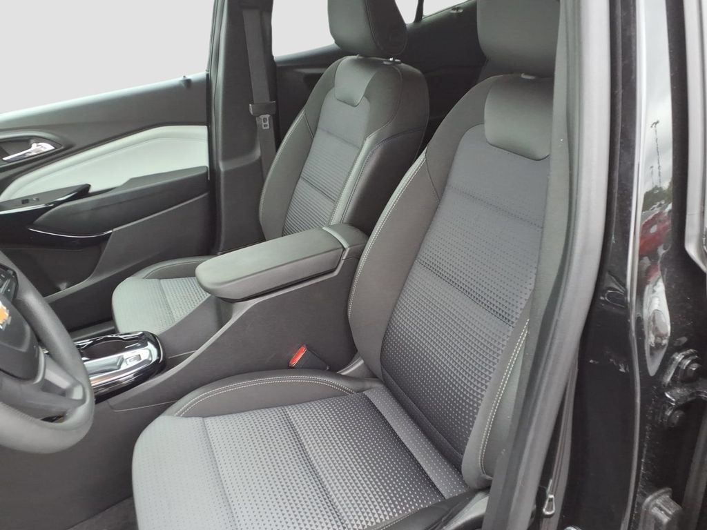 Used 2025 Chevrolet Trax LT FWD image 15