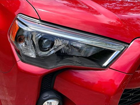 Used 2022 Toyota 4Runner SR5 AWD/4WD image 31