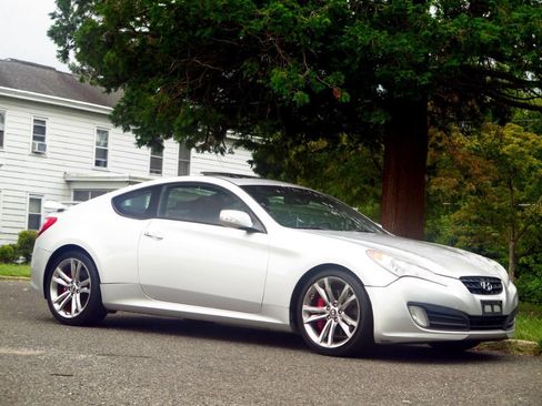 Used 2011 Hyundai Genesis 3.8 RWD image 6