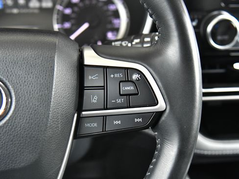 Used 2023 Toyota Highlander XLE AWD/4WD image 32