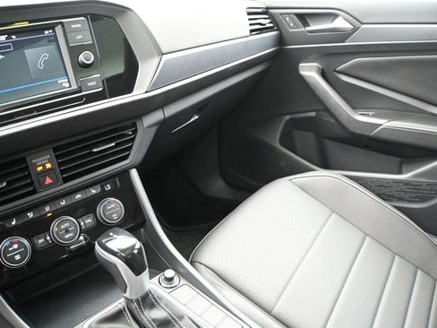 Used 2023 Volkswagen Jetta SE w/ Panoramic Sunroof Package FWD image 4