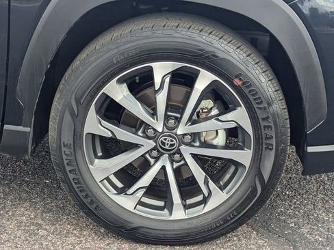 Used 2025 Toyota Corolla Cross XLE image 9