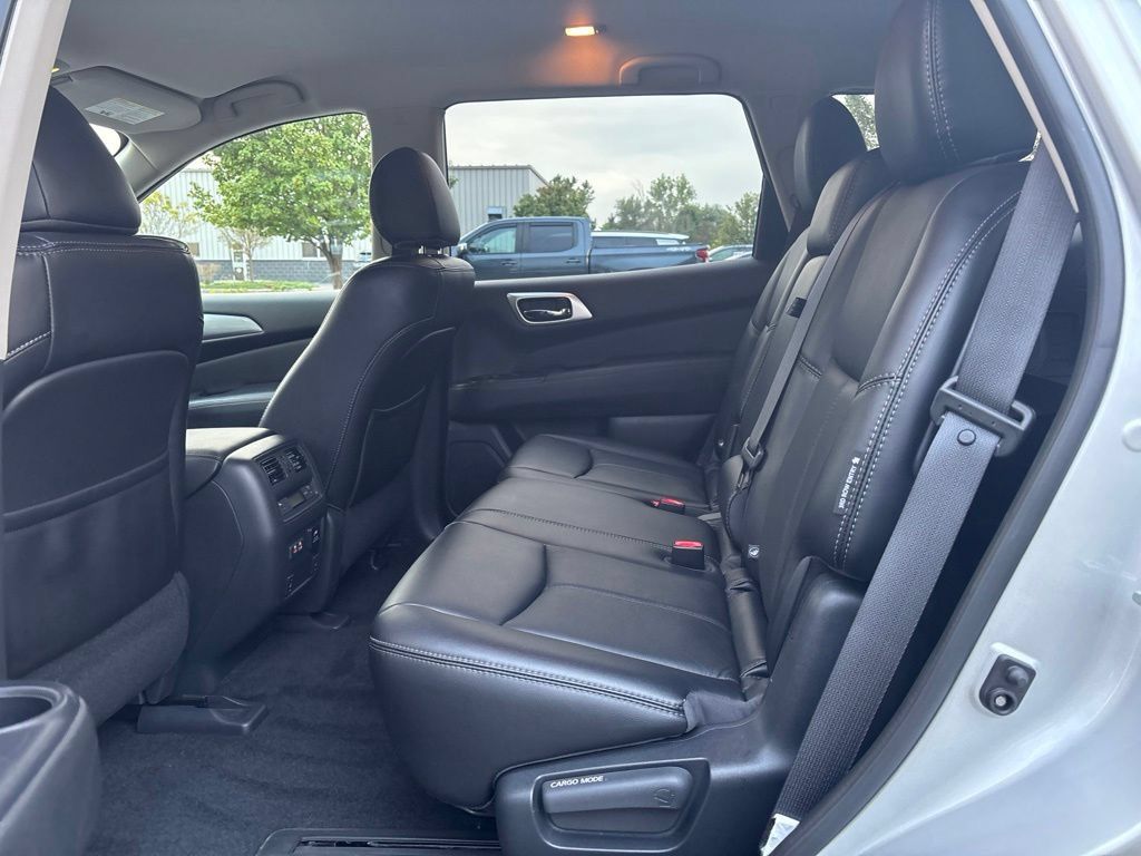 Used 2019 Nissan Pathfinder SL AWD/4WD image 17