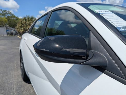 New 2025 Hyundai Elantra SEL image 11