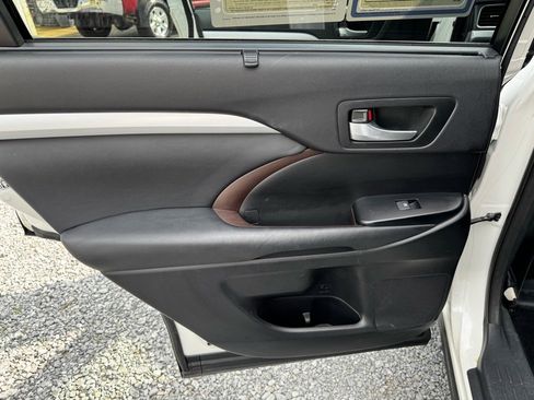 Used 2015 Toyota Highlander XLE image 17