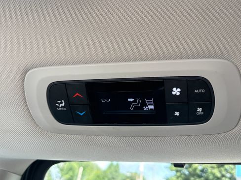 Used 2018 Chrysler Pacifica Limited w/ Advanced Safetytec Group FWD image 12