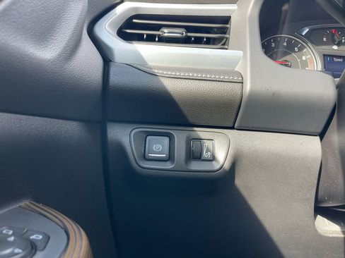 Used 2022 GMC Acadia SLE w/ Driver Convenience Package image 23