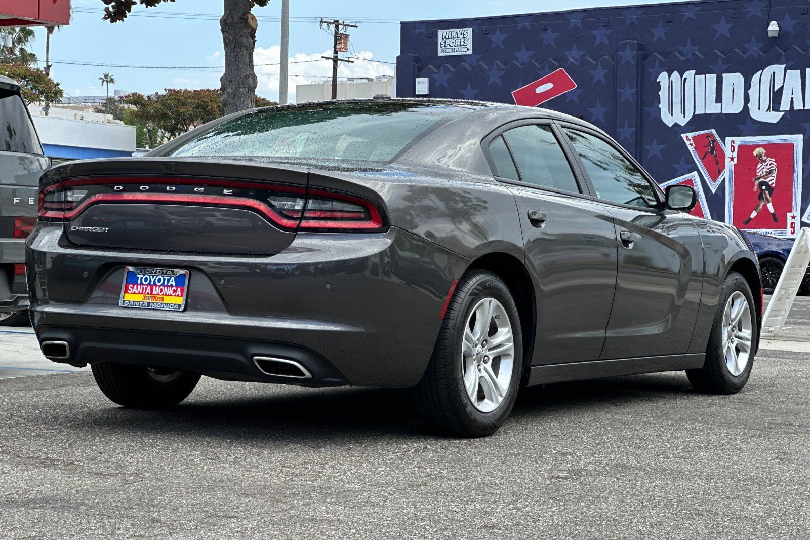 Used 2022 Dodge Charger SXT w/ Leather Interior Group RWD image 4