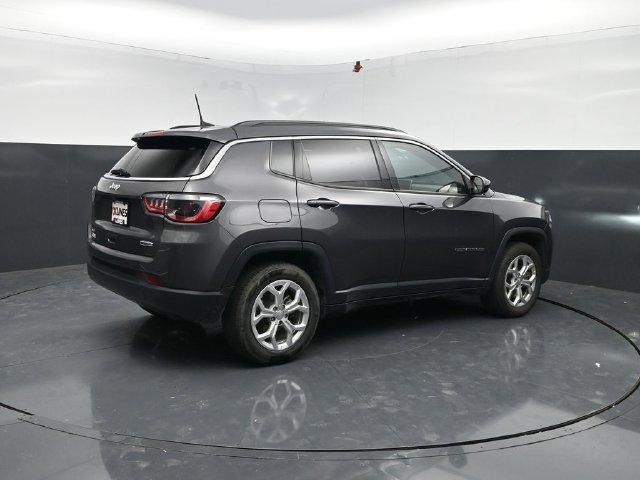 Used 2024 Jeep Compass Latitude AWD/4WD image 8