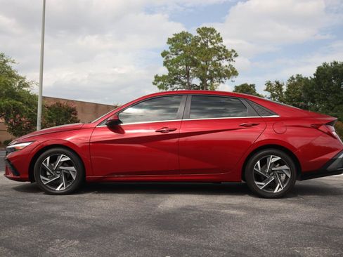 Used 2024 Hyundai Elantra SEL w/ Convenience Package FWD image 2