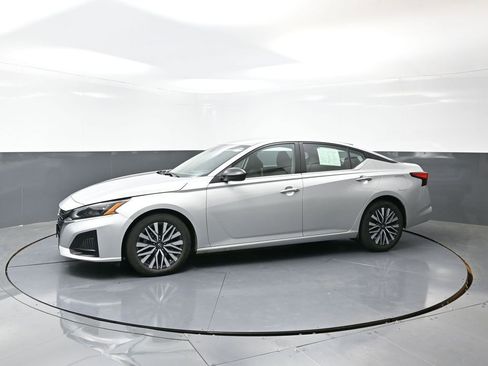 Used 2024 Nissan Altima 2.5 SV image 10