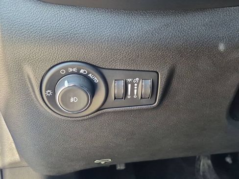Used 2025 Jeep Compass Latitude AWD/4WD image 19