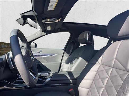 Used 2025 BMW 740i w/ Premium Package image 11