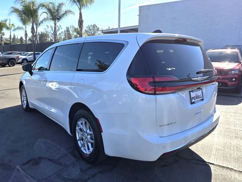 New 2026 Chrysler Pacifica Select image 3