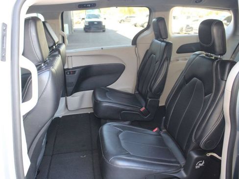 Used 2024 Chrysler Pacifica Touring-L FWD image 15