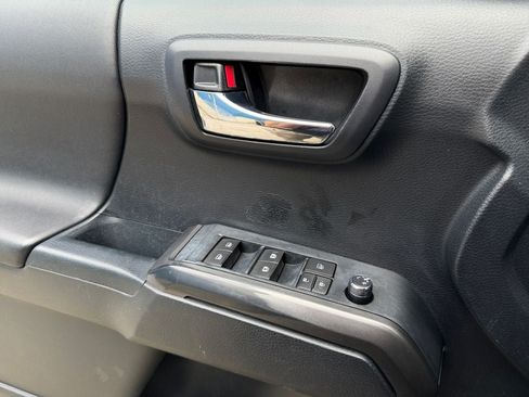 Used 2018 Toyota Tacoma TRD Off-Road AWD/4WD image 21