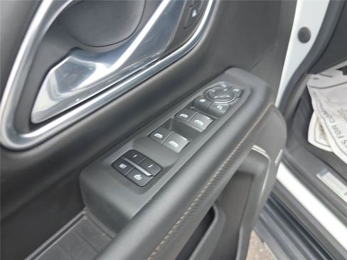Used 2022 Chevrolet Suburban Premier AWD/4WD image 19
