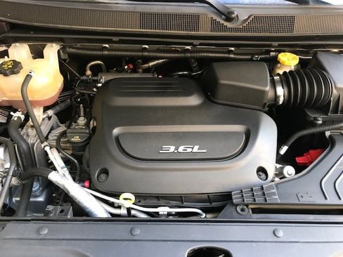 Used 2018 Chrysler Pacifica Touring-L image 11