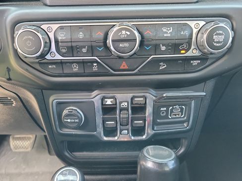 Used 2020 Jeep Wrangler Unlimited Sahara w/ Cold Weather Group AWD/4WD image 13