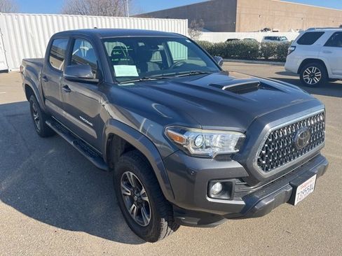 Used 2018 Toyota Tacoma TRD Sport w/ Technology Package image 3