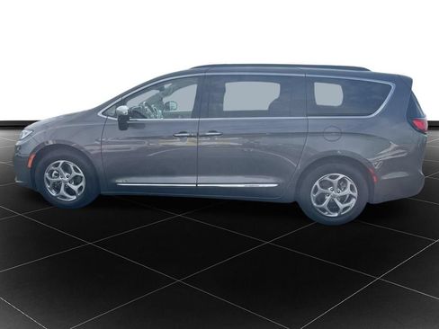 Used 2023 Chrysler Pacifica Limited FWD image 2