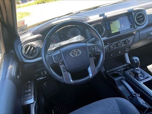 Used 2017 Toyota Tacoma TRD Sport AWD/4WD image 17
